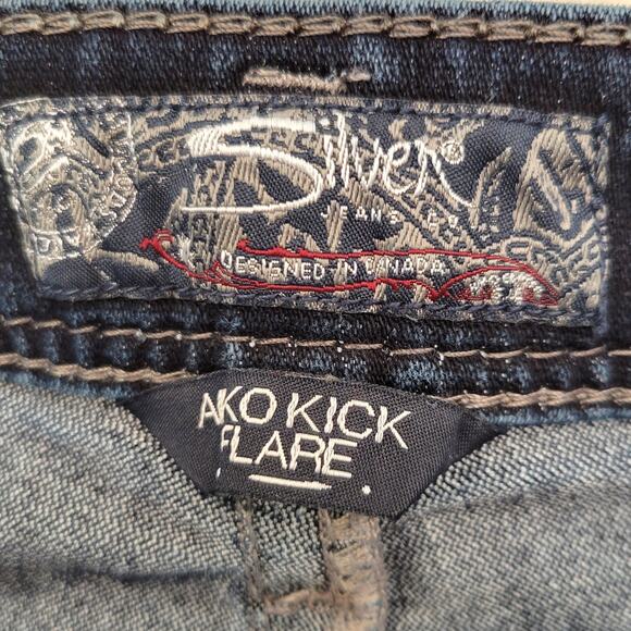 Silver Jeans Women's 32 Blue Low Rise Capri Aiko Kick Flare Denim Distressed - Picture 6 of 8